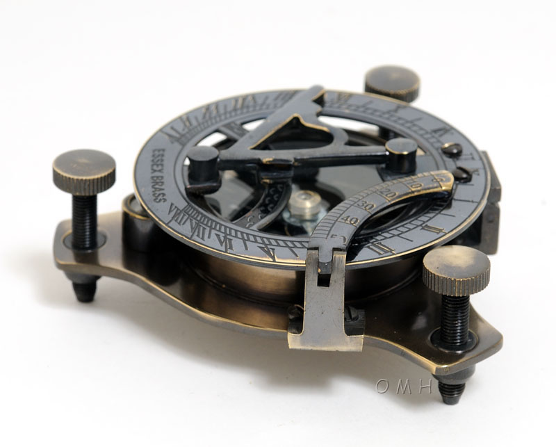 ND013 Sundial Compass in wood box (Medium) ND013L01.jpg